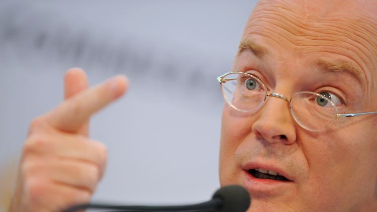 Commerzbank-Chef Blessing glaubt, dass Griechenland einen weiteren Schuldenschnitt braucht.