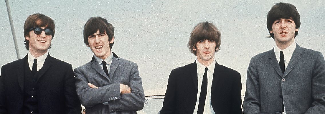 Die Beatles trugen am Anfang ihrer Karriere noch brav Anzug, Hemd und Krawatte.