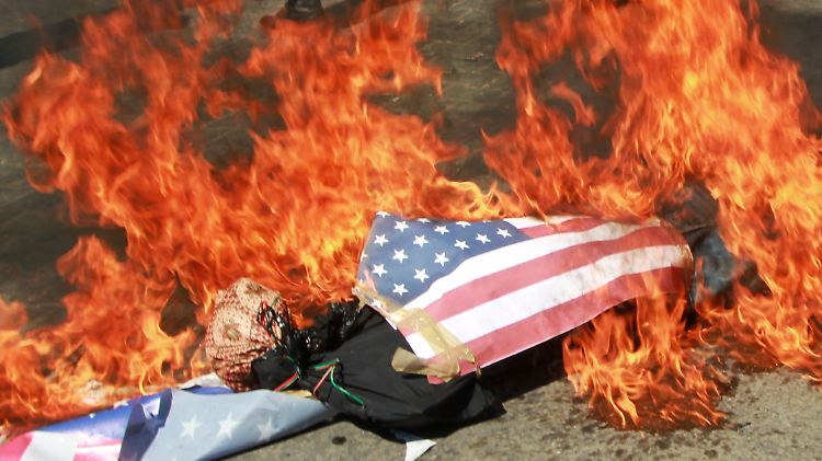 Anhänger der Hamas verbrennen im Gazastreifen US-Flaggen.
