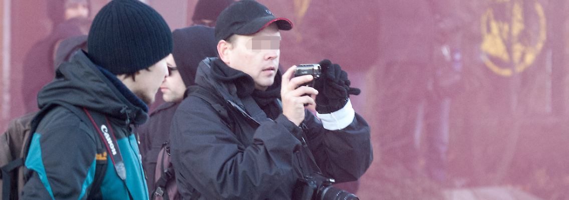 Der mutmaßliche NSU-Unterstützer Thomas R. aus Halle (mit schwarzer Base-Cap) bei einem Neonazi-"Trauermarsch" in Magdeburg im Januar.