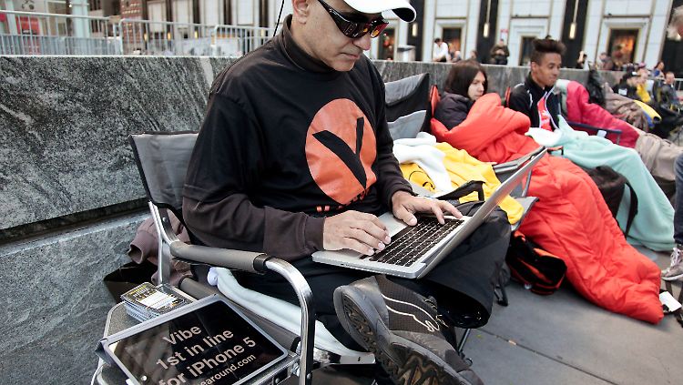 Seit einer Woche kampiert Hazen Sayer vor dem Apple Store auf der 5th Avenue in New York und ist damit der Erste in der Schlange.