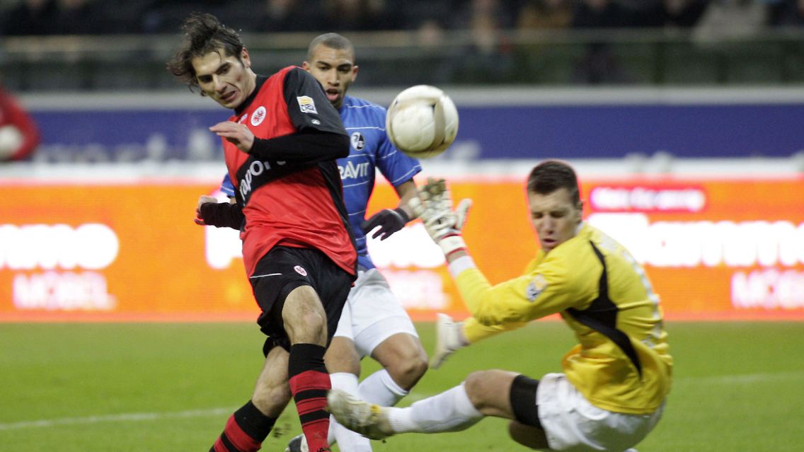 Halil Altintop erlöste sich und sein Team in der Nachspielzeit mit seinem Premierentor für Frankfurt.