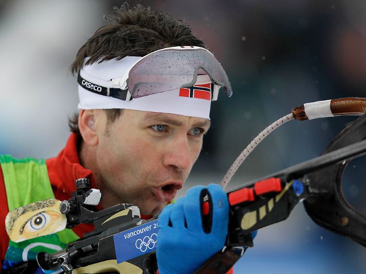 Favorit Ole Einar Björndalen vergab trotz bester Sicht schon beim Liegendschießen alle Medaillenchancen.