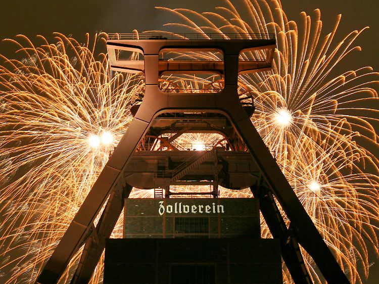 Feuerwerk über der Zeche Zollverein in Essen bei der Eröffnungsfeier der Kulturhaupstadt "Ruhr.2010".