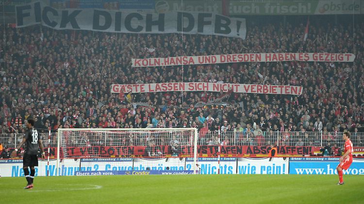 Kritik kommt nicht nur von Düsseldorfer Fans. Auch im Spiel der Hertha aus Berlin gegen Eintracht protestierten Fans beider Teams gegen den DFB.
