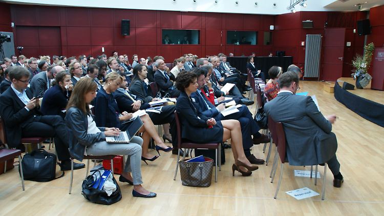 130 Vertreter aus unterschiedlichen Bereichen nahmen an der Veranstaltung "360° Expert Meeting on Convergent Regulation" teil.