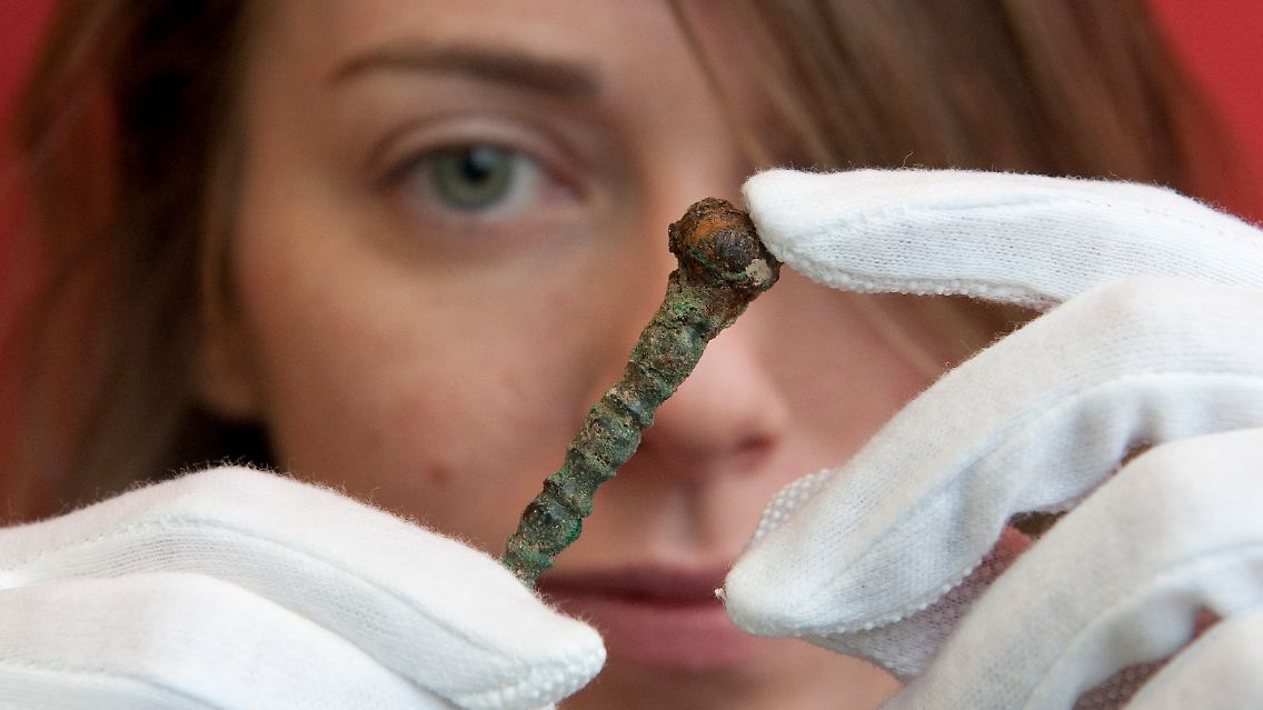 Diese Haarnadel aus Bronze ist rund 2.400 Jahre alt und gehört zu den 110 Fundstücken.