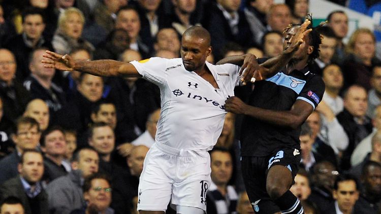 Jermain Defoe wird von den italienischen Fans beleidigt.
