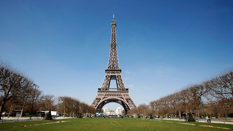 Der Eiffelturm soll kleiner sein? Kein Problem: Einfach mal nach links lehnen.