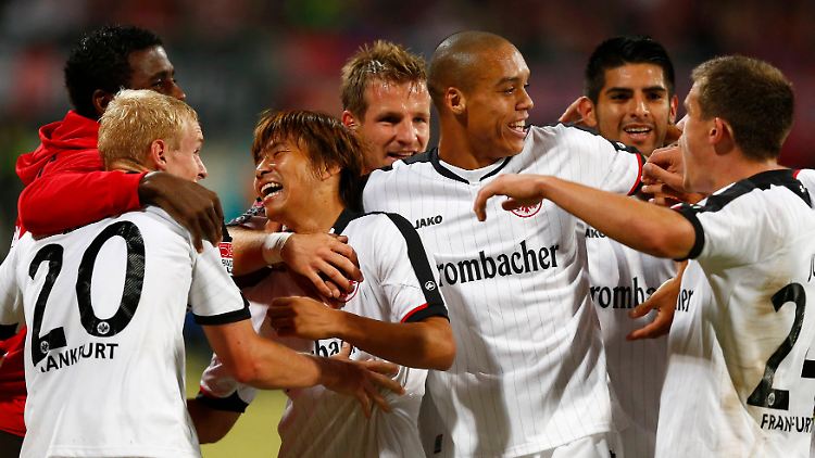 Takashi Inui (M.) bejubelt mit seinen Mitspielern den Siegtreffer.