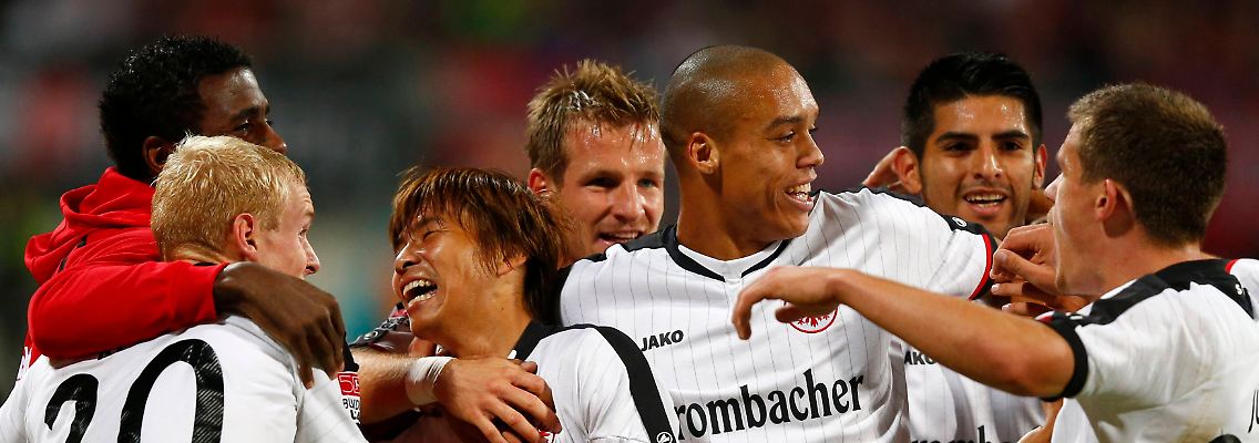 Takashi Inui (M.) bejubelt mit seinen Mitspielern den Siegtreffer.