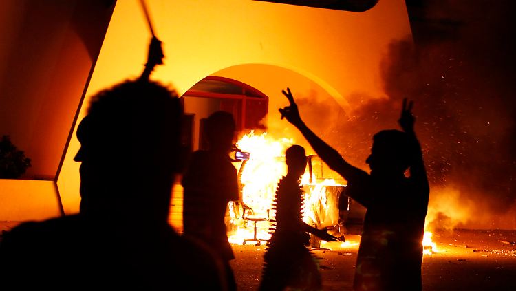 Die Demonstranten feiern die Eroberung der Kaserner der Ansar al-Scharia-Miliz.