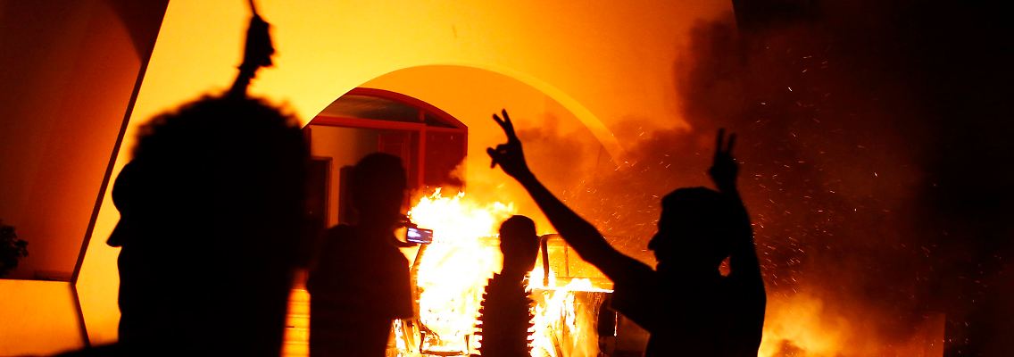 Die Demonstranten feiern die Eroberung der Kaserner der Ansar al-Scharia-Miliz.