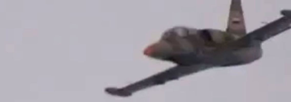 Ein syrischer Kampfjet beim Abwurf einer Bombe über Aleppo.