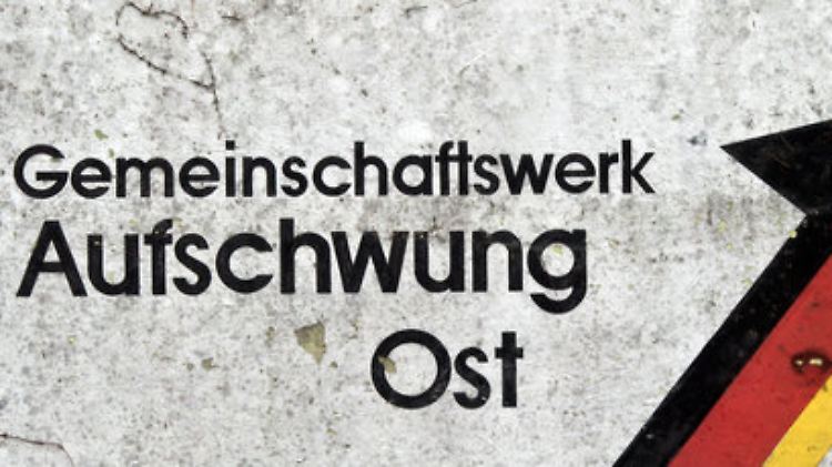 Ein aus der Wendezeit stammendes Wandbild verwittert in Magdeburg. 