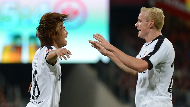 Komm in meine Arme! Frankfurts Torschütze Takashi Inui (l.) jubelt mit Sebastian Rode.