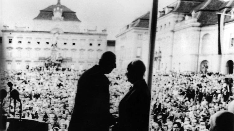 Beide erinnern an die von de Gaulle (l.) und Adenauer vorangetriebene deutsch-französischen Aussöhnung.