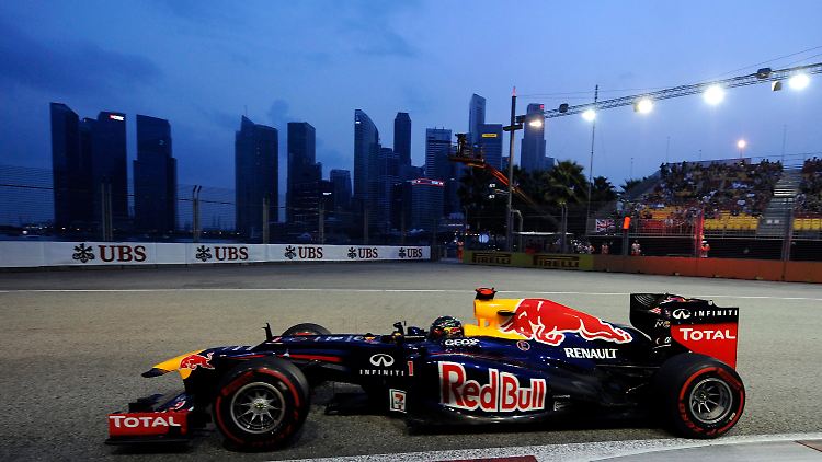 Sebastian Vettel dreht seine Runden unter Flutlicht.