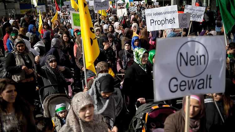 "Keine Gewalt", fordern diese Demonstranten in Dortmund.