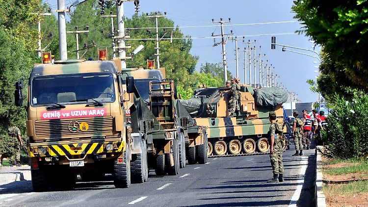 Ein türkischer Konvoi auf dem Weg zur syrischen Grenze.