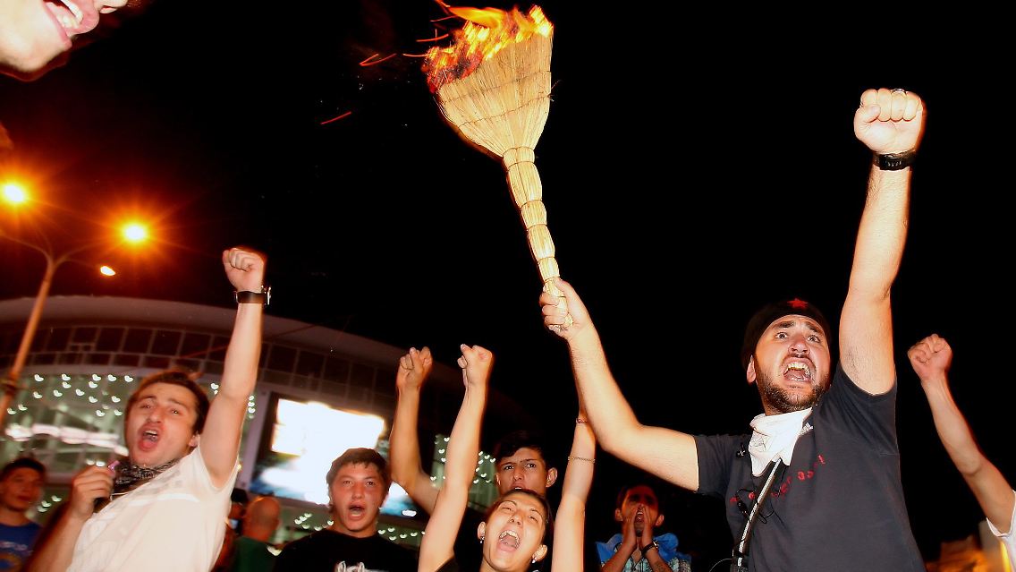 Demonstranten fordern in Tiflis den Rücktritt des Präsidenten.