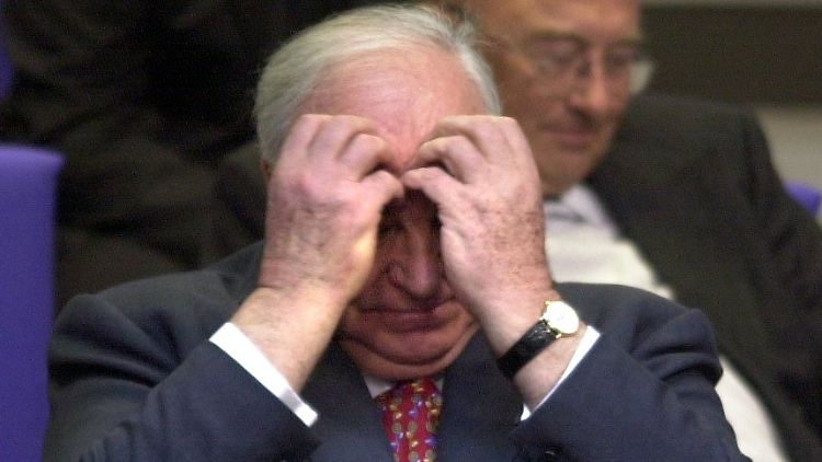 Kohl im März 2001 während einer Rede Strucks im Bundestag.