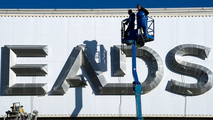 Die Unternehmensbuchstaben werden montiert. Nach Kräften wirbt EADS für die Fusion mit dem britischen Rüstungskonzern BAE. Aber die Aktionäre der Airbus-Mutter bleiben skeptisch.