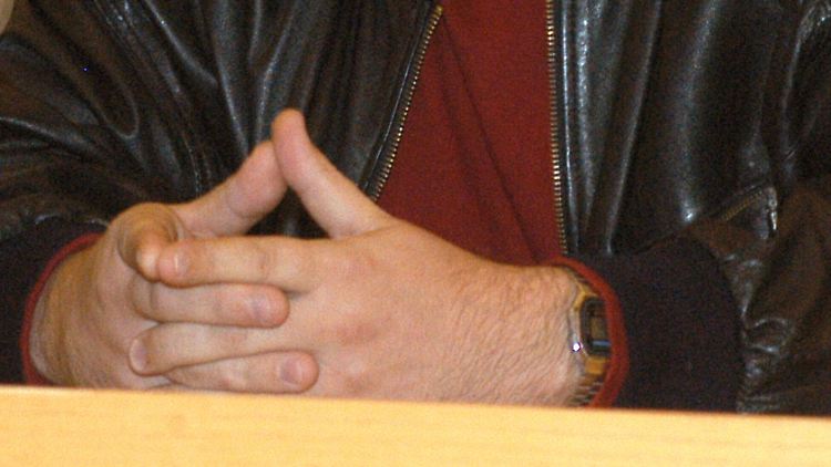 Thomas S. sitzt am 15.11.2004 als Angeklagter im Prozess um den Vertrieb der verbotenen rechtsradikalen Rockband "Landser" im Landgericht in Dresden.