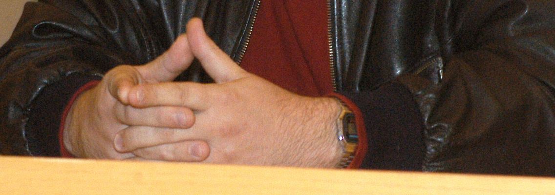 Thomas S. sitzt am 15.11.2004 als Angeklagter im Prozess um den Vertrieb der verbotenen rechtsradikalen Rockband "Landser" im Landgericht in Dresden.