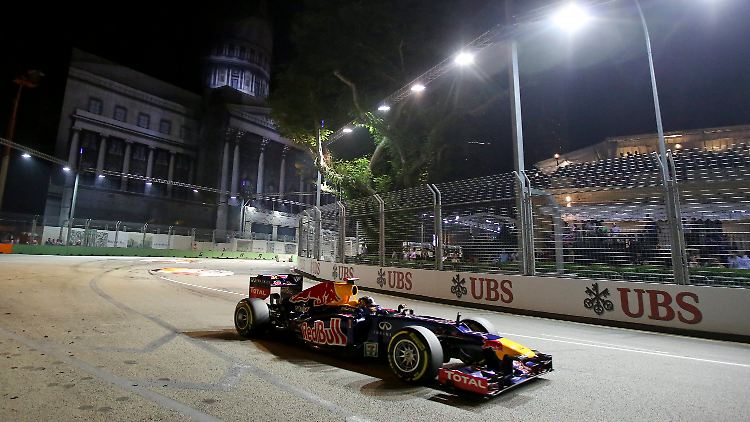 Sebastian Vettel behält in der Hitze der Nacht von Singapur den Überblick.