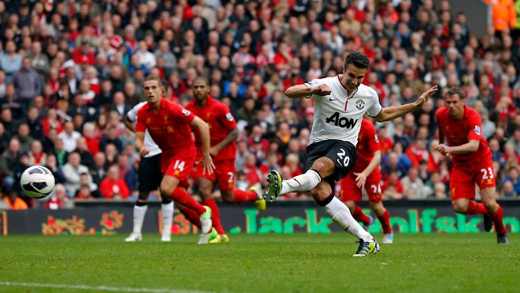 Robin Van Persie erzielt per Elfmeter den Siegtreffer für Manchester.