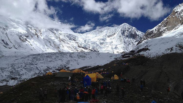 Rettungskräfte am Fuß des Manaslu.