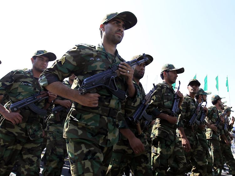 Auch Iranische Soldaten marschieren bei der Parade am Freitag auf.