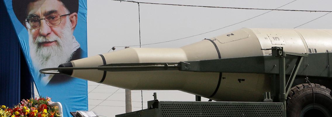 Eine Rakete, Ayatollah Ali Khamenei und Blumen: Der Iran feiert mit einer Militärparade den Beginn des Irak-Kriegs vor 32 Jahren.