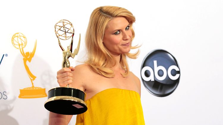 Claire Danes freut sich über den Hauptdarstellerinnen-Preis.