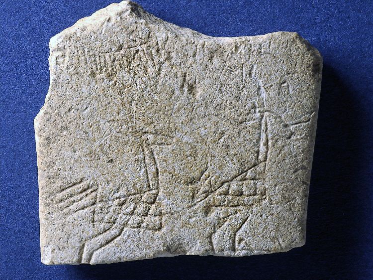 ... und die Steinplatte mit eingeritzten Straußenvögeln aus der Steinzeit. Beides wurde bei Ausgrabungen im Norden Israels gefunden.