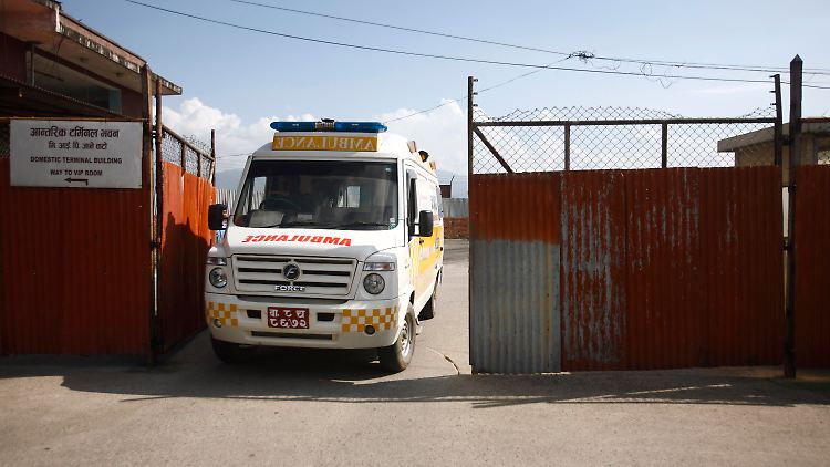 Ein Rettungswagen bringt Verletzte nach Kathmandu.