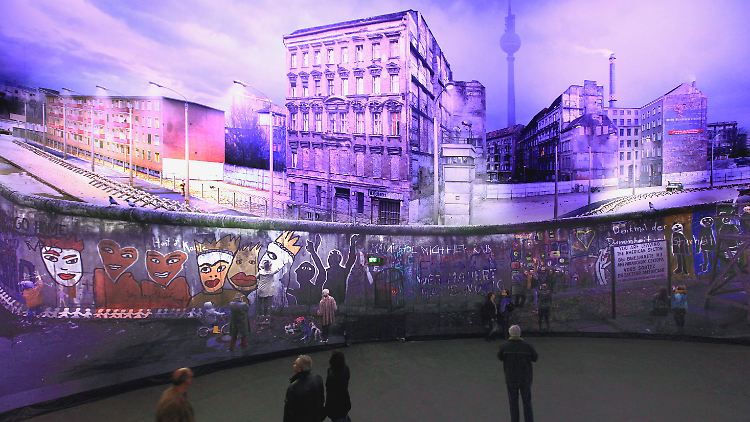 Panorama "Die Mauer" des Künstlers Yadegar Asisi am Checkpoint Charlie.