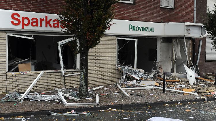 Trümmer liegen vor der zerstörten Sparkassenfiliale.