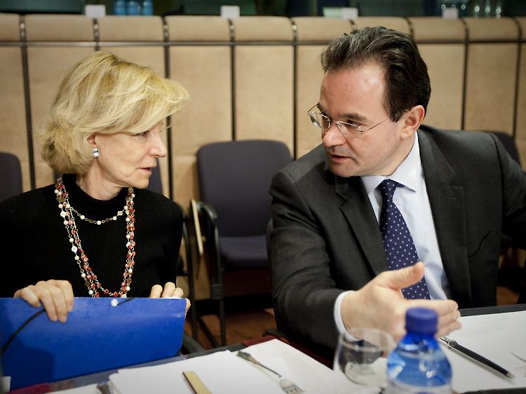 Schwieriger Stand in Brüssel: Giorgos Papakonstantinou mit seiner spanischen Kollegin Elena Salgadol.