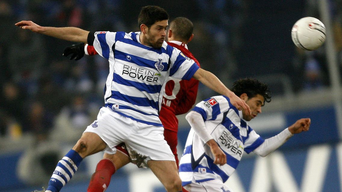 Die Duisburger Olivier Veigneau (l) duelliert sich mit dem Lauterer Olcay Sahan.