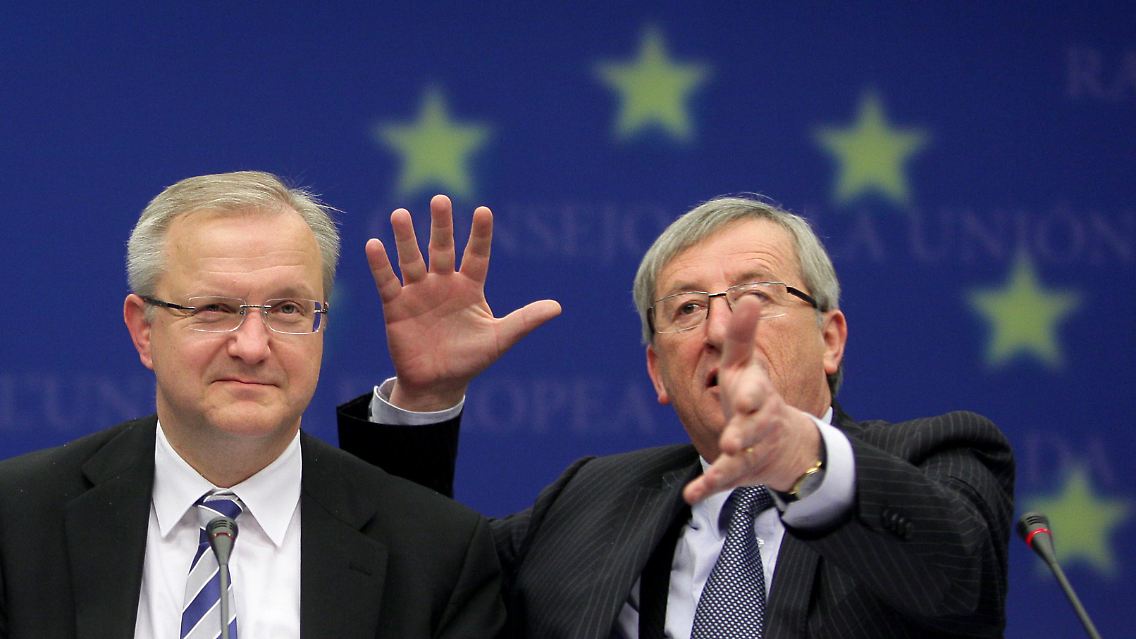 EU-Wirtschaftskommissar Olli Rehn und Luxemburgs Premier Jean-Claude Juncker: Griechenland muss noch mehr sparen.