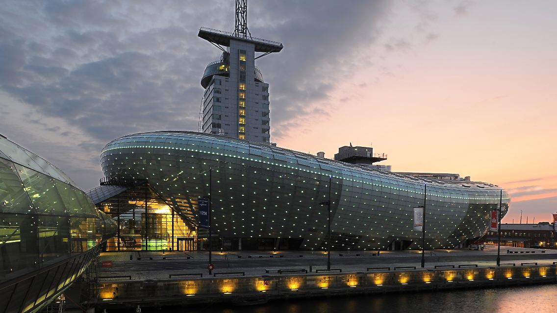 Wissenschaft und Romantik: Das Umweltmuseum Klimahaus 8 Grad Ost in Bremerhaven im Abendlicht.