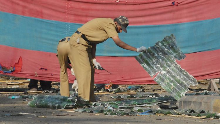 Indische Polizisten untersuchen den Anschlagsort in Pune.