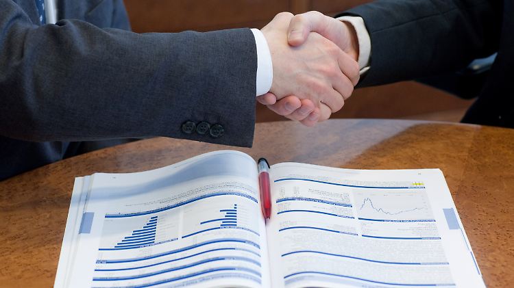 Eine Hand wäscht die andere: Hohes Risiko, hohe Provision und fertig ist die Finanzkrise. Das soll sich nach dem Willen der EU ändern.