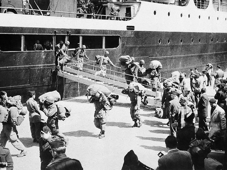 Französische Soldaten bei ihrer Ankunft in Algerien im Jahr 1956.