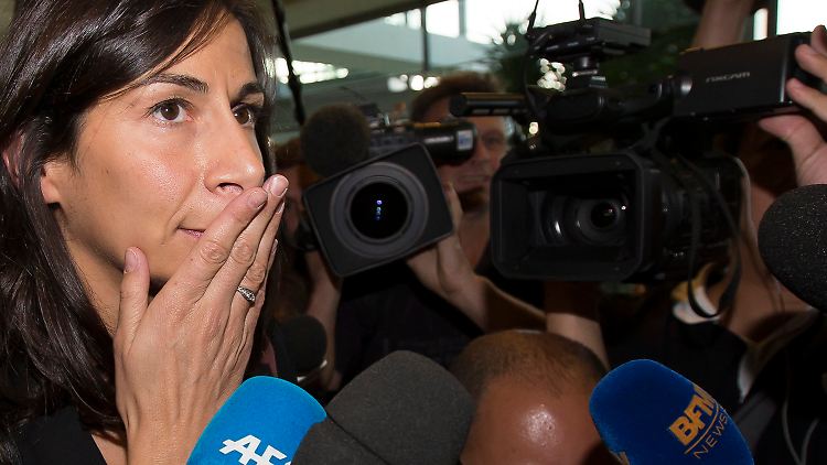 Delphine Pando, die "Closer" als Rechtsanwältin  vertritt, vor einem Gerichtsgebäude in Nanterre.