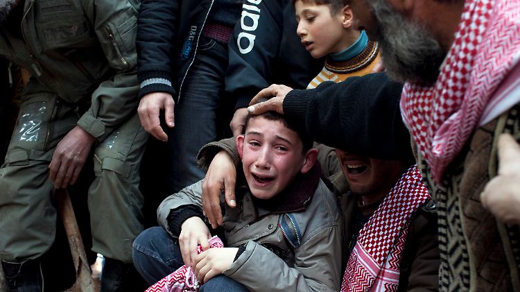 Ahmed trauert um seinen Vater, der von Scharfschützen der syrischen Armee getötet wurde.