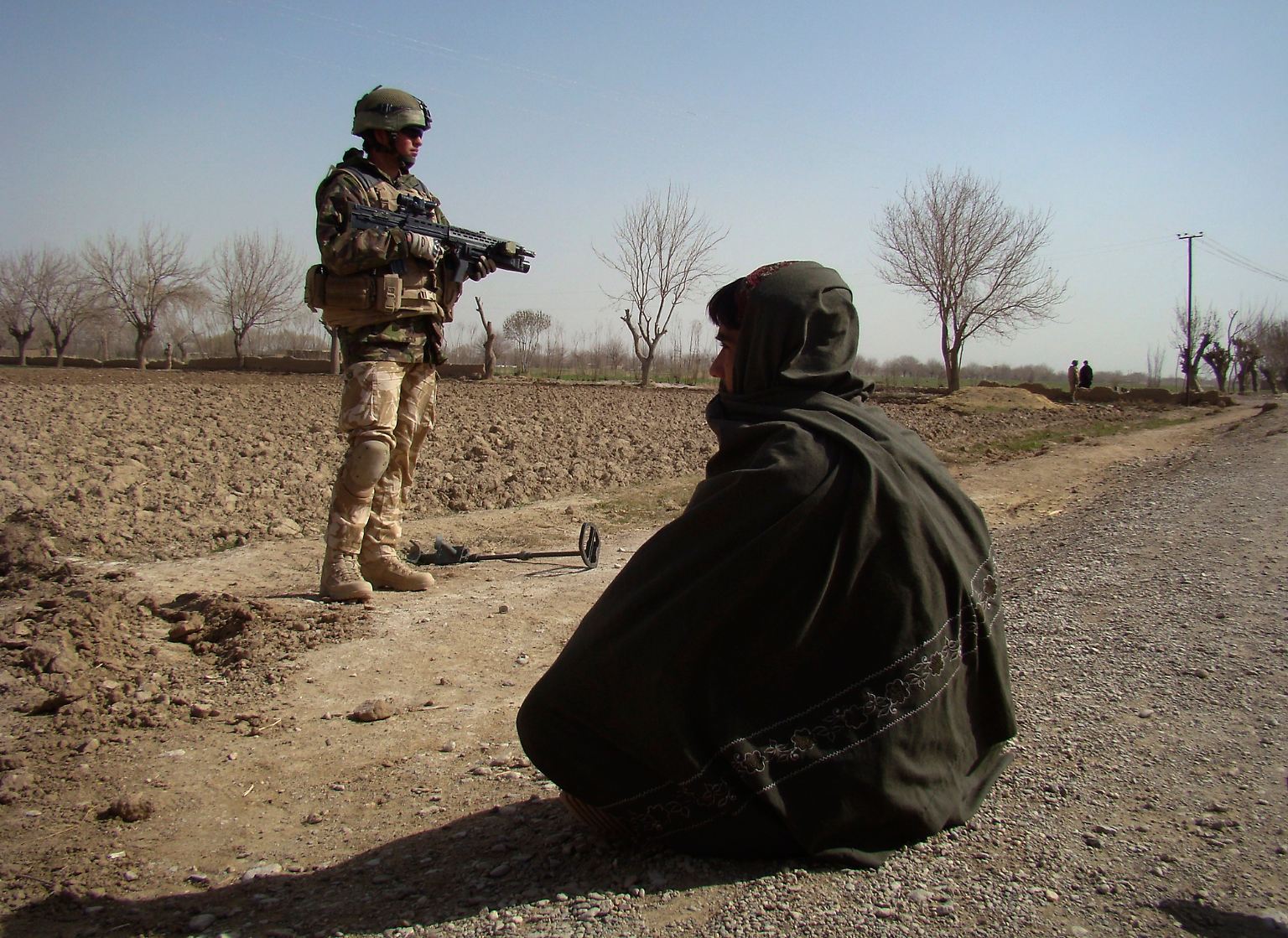 "Es ist verdammt gefährlich dort draußen", sagte der britische Oberstleutnant Matt Bazeley vor Beginn der jüngsten Offensive in der afghanischen Provinz Helmand zu den Soldaten seiner Pioniereinheit. "Wir gehen in das Herz der Finsternis."
