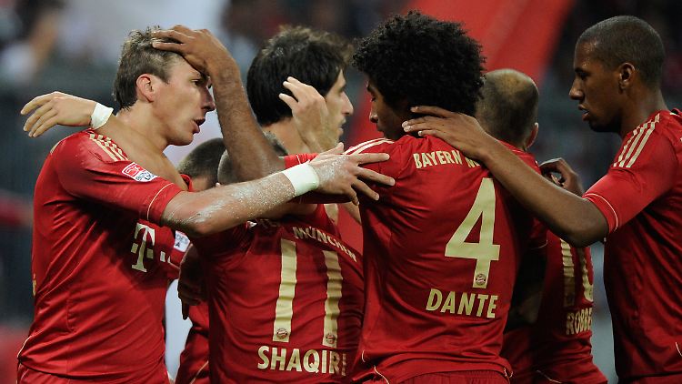 Im Moment sind die Bayern nicht zu bezwingen. Hier jubeln Mandzukic, Shaqiri, Martinez, Dante, Robben und Boateng.